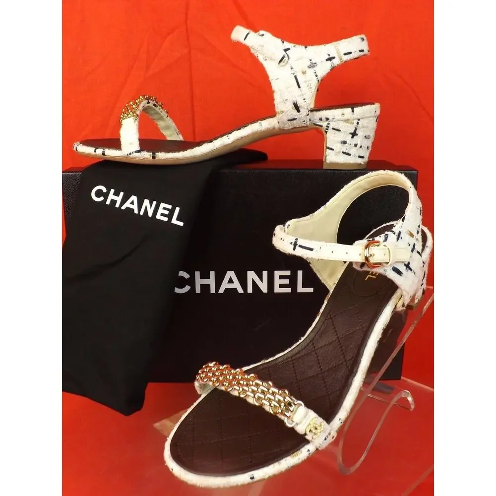 NIB CHANEL WHITE TWEED GOLD CHAIN CC PEARL LOGO SANDALS LOW HEEL PUMPS 38.5